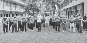  ??  ?? KENANGAN: Ting (depan, tengah) bersama warga Kolej Vokasional Miri di hadapan Taman Bunga dan Herba yang dirasmikan.