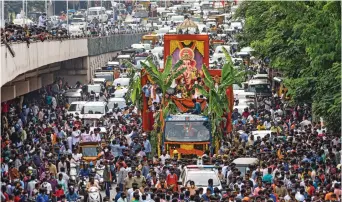  ?? — PTI ?? Devotees ignore social distancing norms while carrying a Lord Ganesh idol of Khairataba­d pandal for immersion towards Tank bund in Hyderabad on Tuesday.