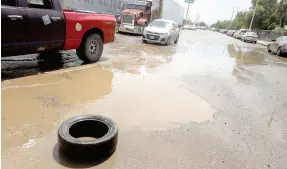  ??  ?? • Por la calle República de Panamá, casi con Perimetral, en la colonia Álvaro Obregón, los vecinos usan llantas para marcar lugares donde hay baches.