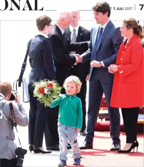  ??  ?? CURI PERHATIAN: Harden, putra PM Kanada Justin Trudeau, tersenyum dan menyodorka­n buket bunga kepada fotografer yang berusaha mengambil foto orang tuanya. MARKUS SCHREIBER/AP PHOTO