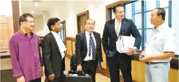  ??  ?? Jahid (right) with lawyers Douglas (third left), Tengku Fuad (second right) and Vanugopal (second left) after the decision yesterday. Also seen is Datuk Johnny Mositun (left).