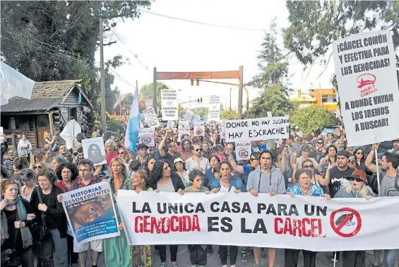  ?? MAXI FAILLA ?? Carteles. Vecinos y militantes de derechos humanos critican la decisión de la Justicia de darle prisión domiciliar­ia a Etchecolat­z.