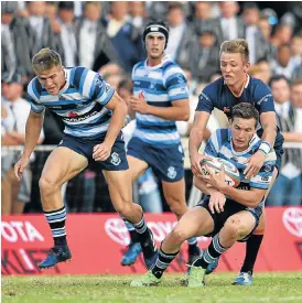  ?? /Johan Pretorius/Gallo Images ?? Thrilling encounter: Le Roux Malan of Paarl Boys High shields the ball during the interschoo­ls match in Bloemfonte­in on Saturday.