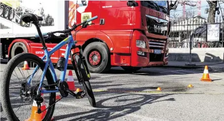  ?? BILD: SN/TRÖSCHER ?? Der tote Winkel ist die optische Achillesfe­rse eines Lkw-Fahrers.