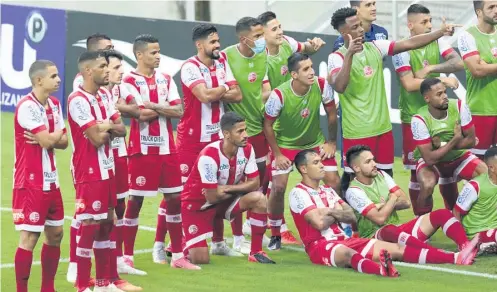  ??  ?? ESQUADRÃO Como já virou marca registrada, jogadores do Náutico comemoram os gols juntos e de braços cruzados. Timbu vai decidir título contra Sport ou Salgueiro