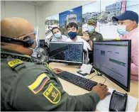  ?? Josefina villarreal ?? Alcalde Pumarejo en el CAD de la Policía.