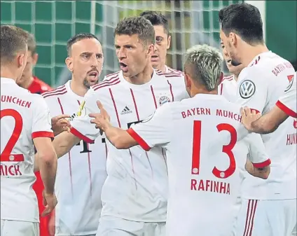  ?? FOTO: EFE ?? ‘Hat trick’ de Thomas Müller El capitán del Bayern, felicitado por sus compañeros. Javi Martínez y Thiago tmbién marcaron