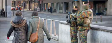  ?? FOTO JORIS HERREGODS ?? De militairen die Antwerpse wijken bewaken, gaan onmiddelli­jk en progressie­f afgebouwd worden.