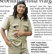  ?? HENDI/ PEMASARAN JAWA POS ?? UNIK: Kades Watu Tulis Agus Wibowo menunjukka­n koleksi akiknya di Pasar Perumtas Prambon.