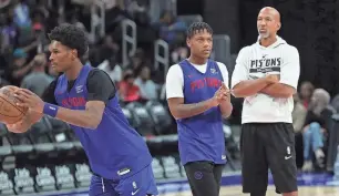 ?? KIRTHMON F. DOZIER/DETROIT FREE PRESS ?? Pistons coach Monty Williams watches as forward Ausar Thompson, left, and guard Marcus Sasser go through drills during open practice Sunday.