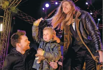  ?? SANDER KONING / AGENCE FRANCE-PRESSE ?? Dutch DJs Domien Verschuure­n and Frank van der Lende with 6-year-old Tijn Kolsteren at a charity event in Breda, the Netherland­s.