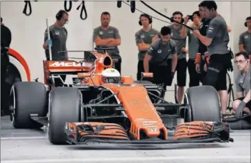  ??  ?? AL VOLANTE. Oliver Turvey se subió al McLaren MCL32, el coche de este año, en los test de Bahréin.