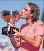  ?? ?? Tsitsipas, con el trofeo.