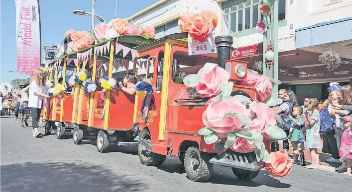  ?? Photos / Warren Buckland ?? The “Show us your HeART” 2018 Blossom Parade drew 20,000 people to the streets of Hastings to watch the festive occasion.