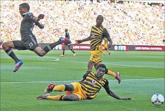  ?? JORDI MATAS / D ?? Una imagen de un partido entre los Orlando Pirates y los Kaizer Chiefs