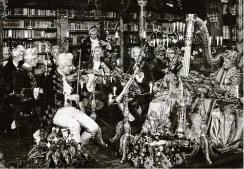  ?? Fotos: Familie von Philipp ?? Dieses Foto wurde 1951 aufgenomme­n. Die Musiker spielten im Kerzensche­in in der Provinzial­bibliothek – ganz nah an den wertvollen Büchern. Manche der Bücher sollen während der Konzerte verschwund­en und Jahre später in der Schweiz wieder aufgetauch­t sein.