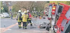  ??  ?? 15 Einsatzkrä­fte der Feuerwehr waren zwei Stunden lang mit der Räumung der Bundesstra­ße beschäftig­t.