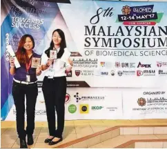  ??  ?? IMU Biomedical Science students, Chong Ho Phin (left) and Lim Xue Zhen (right) won prizes at the Eighth Malaysian Symposium of Biomedical Science 2017.