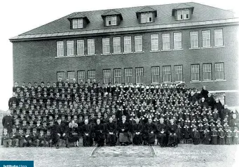  ??  ?? Istituto Una immagine del 1937 degli alunni della Kamloops Indian Residentia­l School (foto Archdioces­e of Vancouver Archives)