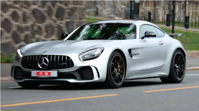  ?? FOTO: NTB SCANPIX ?? Mercedes-amg GT R er en spisset versjon av AMG GT. Bilen har flere racingdeta­ljer, men kan selvsagt brukes på vanlig vei også.