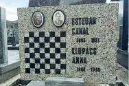  ??  ?? La lapide
La tomba di Esteban Canal, e di sua moglie, nel cimitero di Cocquio Trevisago. Nato in Perù nel 1896, anarchico e giramondo, Canal arrivò in Italia negli anni Venti del secolo scorso. Si stabilì a Cocquio dove visse per quarant’anni fino...