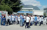  ??  ?? Sit -in I lavororato­ri della Npe davanti alla fabbrica