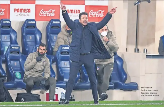  ??  ?? Simeone da indicacion­es desde la banda durante el Villarreal-Atlético.