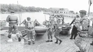  ?? — Gambar Bernama ?? SIAP SIAGA: JPBM, APM bersiap sedia di bot masing-masing ketika melakukan latihan simulasi banjir pada Majlis Penutup Latihamal Ex- Banjir Polis Kontinjen Johor 2018 di Dewan Serbaguna Kampung Sungai Melayu, semalam.