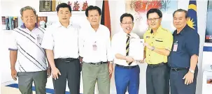  ??  ?? UNTUK RAKYAT: Joseph (dua kanan) menyampaik­an pelan pembanguna­n semula Bukit Assek kepada Dr Sim di Kuching, baru-baru ini. Turut kelihatan Chieng (tiga kiri) serta yang lain.