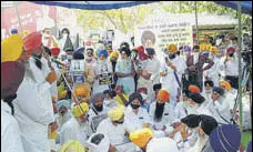  ?? HT PHOTO ?? Activists of Sikh outfits and political parties during a protest at the Kotkapura chowk on Friday.