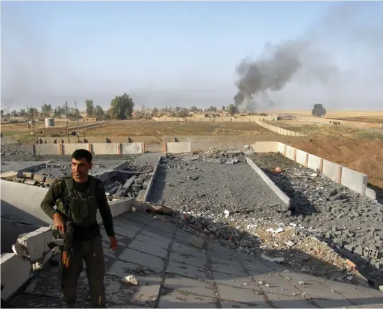  ?? Bild: TT ?? STRIDER KRING STADEN. En kurdisk soldat utanför Kirkuk där orolighete­rna trappats upp.