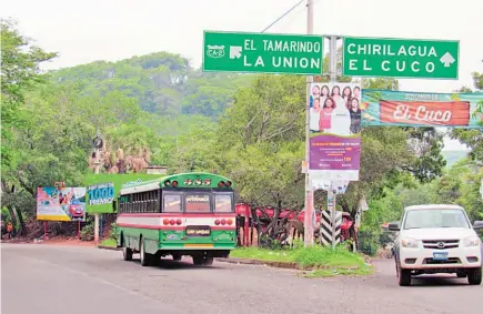  ??  ?? Por definir. El jefe municipal de Intipucá señala que, según la historia, el municipio inicia en El Esterito y finaliza en El Tamarindo, pero parte del territorio ha sido asumido por localidade­s limítrofes, por brindar ciertos servicios a los...