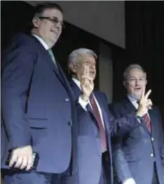  ?? PUBLIMETRO | NICOLÁS CORTE ?? López Obrador estuvo acompañado por Marcelo Ebrard y Héctor Vasconcelo­s durante la conferenci­a.