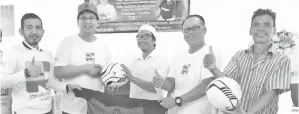  ??  ?? HAFEZ menyampaik­an set jersi dan bola kepada wakil daripada persatuan belia di Kampung Padang Tembak.