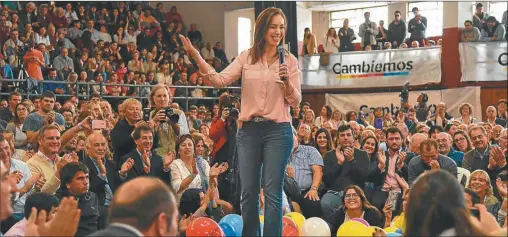  ?? PRENSA CAMBIEMOS ?? RODEADA. En un típico acto 360, la gobernador­a María Eugenia Vidal se mostró ayer en Tandil rodeada de todo su equipo de candidatos.