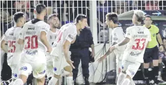  ??  ?? El paraguayo Hugo Vera Oviedo (c) festeja su primer gol en la Superliga. (Pasión&Deporte)