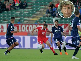  ??  ?? Un momento di una sfida tra il Bari e il Carpi in serie B nel campionato 2017/2018 Nel riquadro il presidente del Carpi Stefano Bonacini