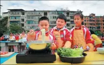  ?? PROVIDED TO CHINA DAILY ?? Primary school students take part in a cooking skills competitio­n in Kaili, Guizhou province.