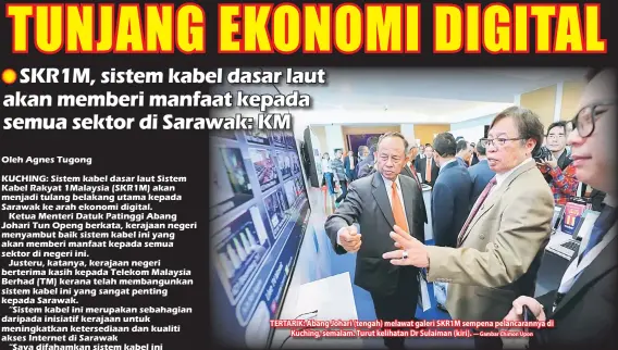  ??  ?? TERTARIK: Abang Johari (tengah) melawat galeri SKR1M sempena pelancaran­nya di Kuching, semalam. Turut kelihatan Dr Sulaiman (kiri). — Gambar Chimon Upon