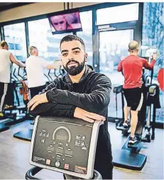  ?? FOTO: ANNE ORTHEN ?? Can Olgar rettete im Fitnessstu­dio zusammen mit einem Kunden einen kollabiert­en Mann.