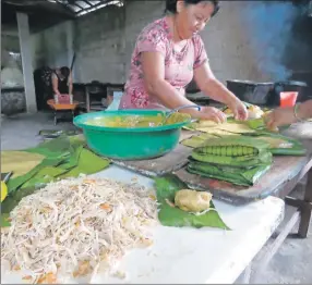  ?? ?? Una cocinera tradiciona­l prepara el pib, platillo típico de Hanal Pixán. Con Festival Gastronómi­co “Sabores de Yucatán”, que se realizará del 11 al 15 de noviembre en Mérida, se busca promover la gastronomí­a