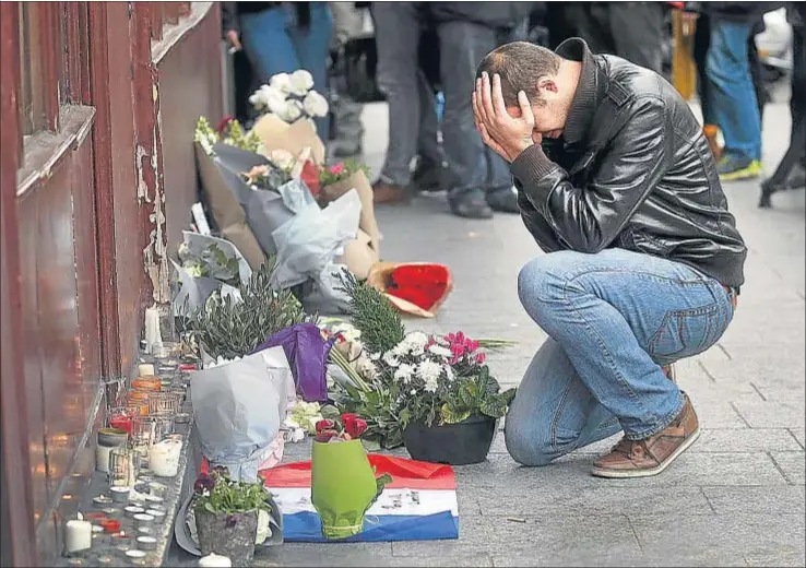  ?? CHRISTIAN HARTMANN / REUTERS ?? Un hombre llora frente al restaurant­e Le Carillon, donde, junto a Le Petit Cambodge, la noche del viernes perdieron la vida 15 personas