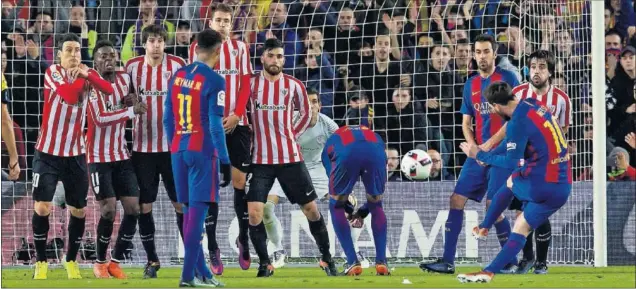  ??  ?? ENSAYADA. Messi golpea mientras Piqué se agacha y Gorka casi se esconde tras su barrera en la acción que significar­ía el 3-1.