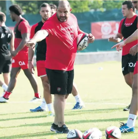  ?? Photos Midi Olympique - Patrick Derewiany ?? Patrice Collazo a retrouvé le terrain d’entraîneme­nt de Berg, 22 ans après l’avoir quitté. Pour cette première séance, on l’a vu déjà donner de la voix et imposer sa méthode à son effectif. Prendre le temps, aussi, d’échangeger dans la bonne humeur...