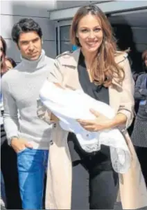  ?? GTRES ?? Eva y Cayetano Rivera, saliendo del hospital tras nacer su hijo.