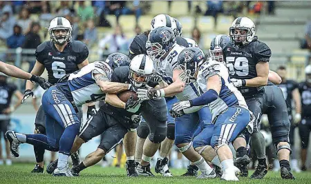  ?? (foto Dario Fumagalli) ?? In mischia I Seamen Milano, in maglia biancoazzu­rra, durante una partita contro i Panthers di Parma