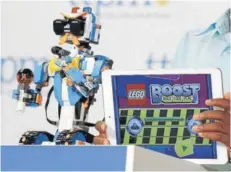  ??  ?? ►Un niño juega en su tableta con la aplicación Lego Boots.