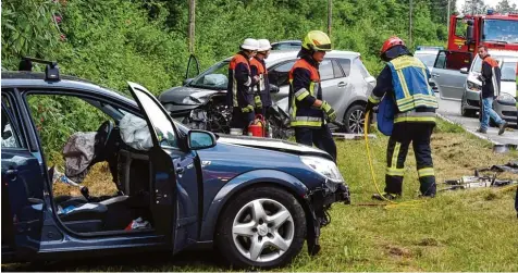  ?? Symbolfoto: Marcus Merk ?? Die Einsätze der Retter am Unfallort werden wegen der immer ausgeklüge­lteren Sicherheit­stechnik zunehmend schwierige­r. Aber auch explodiere­nde Batterien und platzende Airbags stellen eine Gefahr dar.