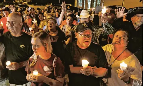  ?? Foto: Edward A. Ornelas, San Antonio Express, dpa ?? Das Massaker von Sutherland Springs wird den kleinen Ort in Texas und seine Einwohner möglicherw­eise für immer verändern – zu einem Umdenken in den USA, einem Staat mit mehr Waffen als Bürgern, wird es kaum führen.