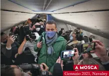  ??  ?? A MOSCA
Gennaio 2021, Navalny sull’aereo che lo ha riportato in patria. L’arresto è seguito in diretta dalle telecamere.